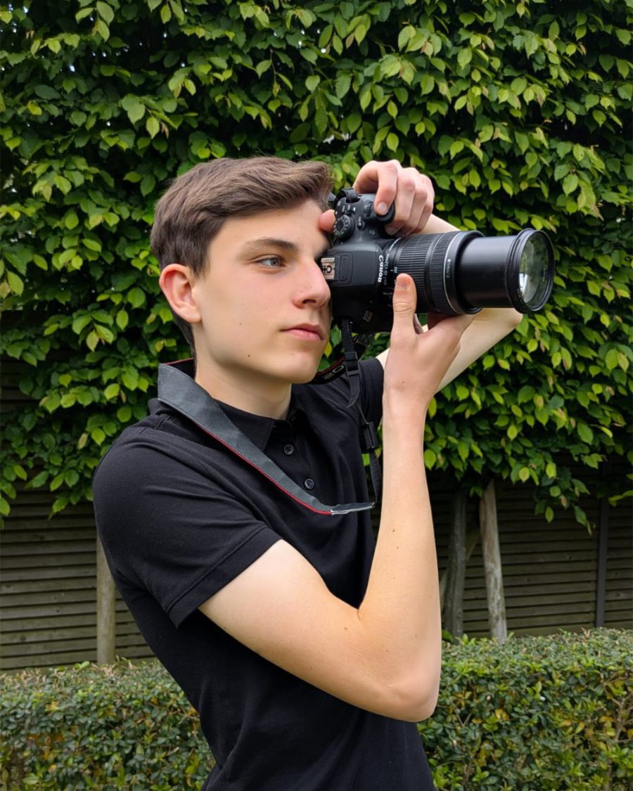 Joppe van JoppeDS Studio's aan het filmen met een spiegelreflexcamera
